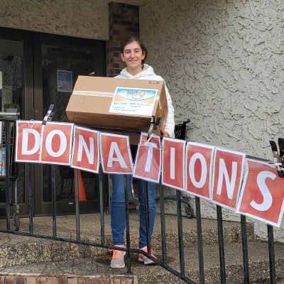 El Club de Servicio de MHS dona 150 regalos de cumpleaños a los estantes de alimentos locales