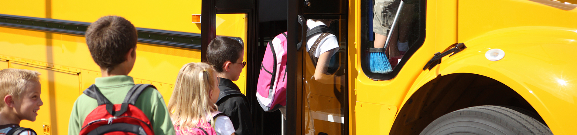 estudiantes subiendo al autobús