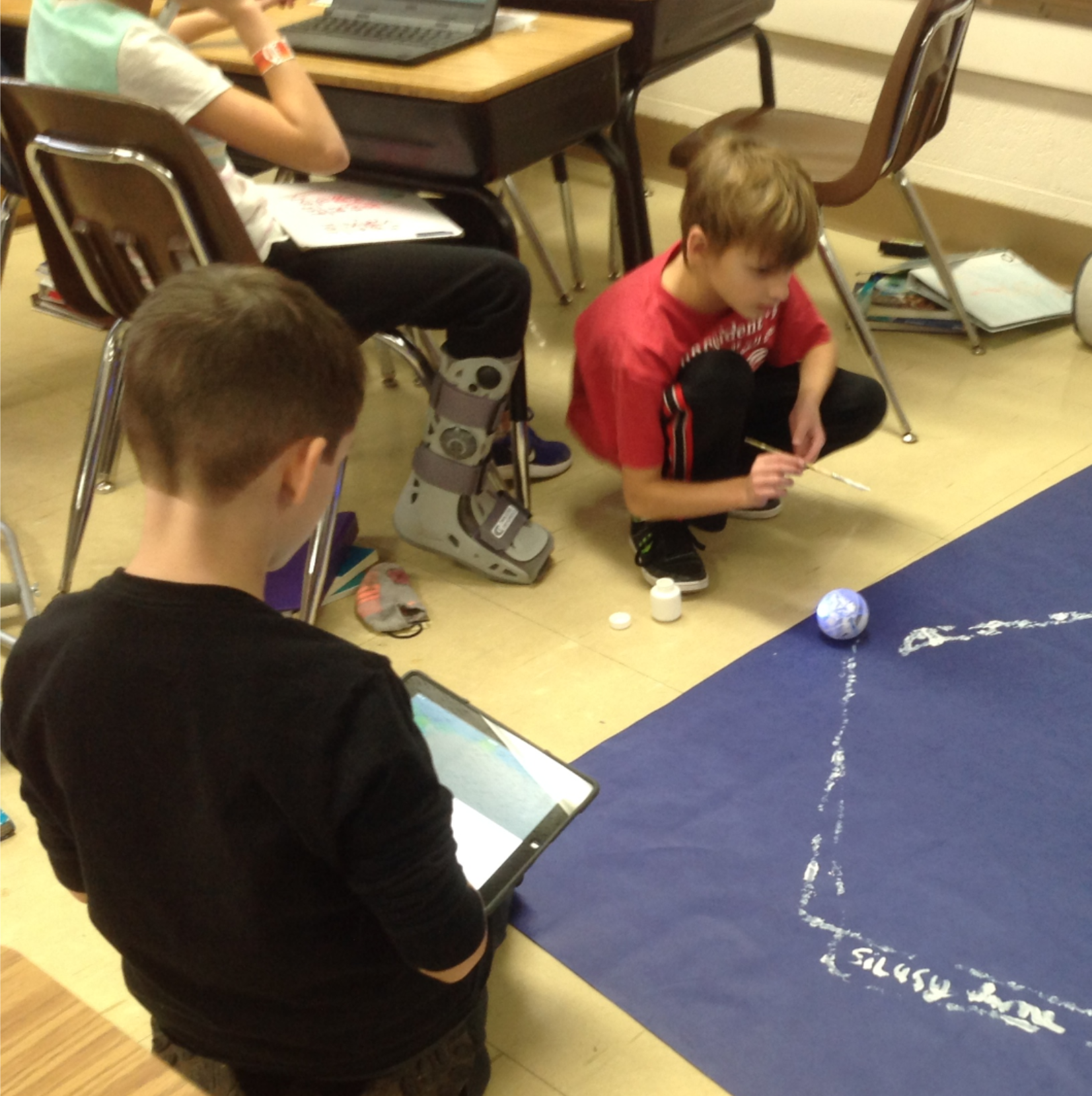 estudiantes trabajando en la codificación de formas